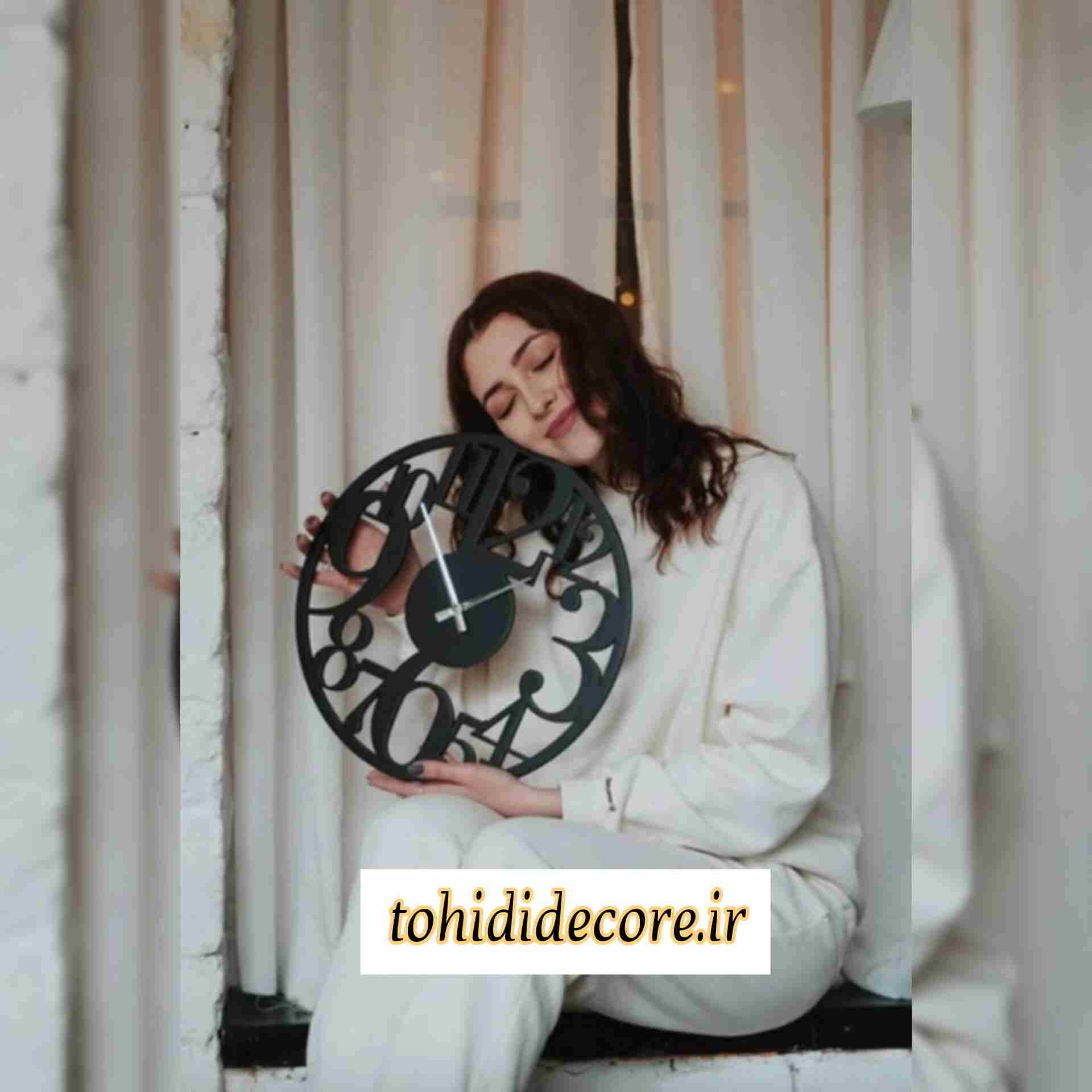 ساعت دیواری فلزی اعداد نامنظم کدMD1181متوسط مشکی